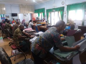 Rapat internal bersama staf di Pemerintah Kecamatan Sluke