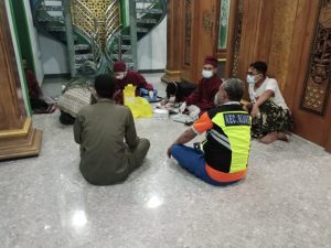 Kegiatan Monitoring Vaksinasi Dosis 1-3 di Desa Blimbing dan Desa Rakitan Oleh Tim Nakes dari Puskesmas Sluke yang didampingi oleh pihak Kecamatan Sluke, Tim Trantibum Sluke, Anggota Polsek Sluke, dan Anggota Koramil Sluke. Kegiatan berlangsung di Masjid Ds. Blimbing dan Masjid Desa Rakitan, selain itu untuk memaksimalkan tim juga mendatangi kerumah warga yang belum divaksin. Kegiatan selama bulan ramadhan dilaksanakan malam hari dan Jangan Lupa ada DOORPRIZE menarik yang akan diundi, jadi datang dan ikutilah Gebyar Vaksinasi selama bulan Ramadha ini di Masjid terdekat sesuai jadwal. Kegiatan berlangsung lancar dan tertib, serta tetap menerapkan protokol kesehatan. #vaksinasi #prokes #dosis123 #gebyarvaksinasi #ramadhan #sehat #kecamatansluke #polseksluke #koramilsluke #puskesmassluke #rembanggemilang #jawatengah #indonesiasehat