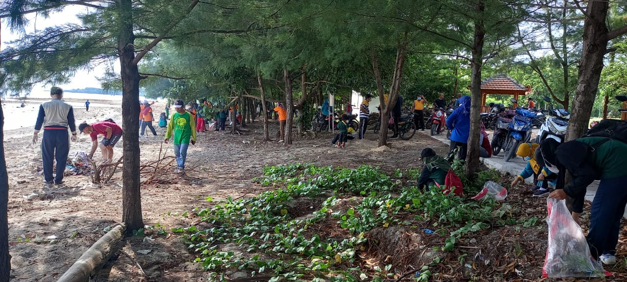 Kegiatan bersih2 di pantai nyamplung sluke dalam rangka hari sampah sedunia tahun 2022