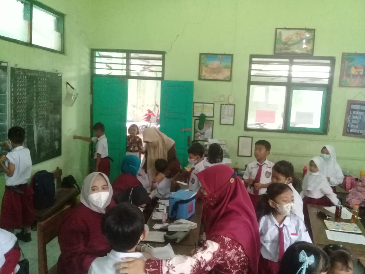 Kegiatan Vaksinasi di SD dan MI , yakni SD Sluke, SD Leran, SD Trahan, dan MI Leran