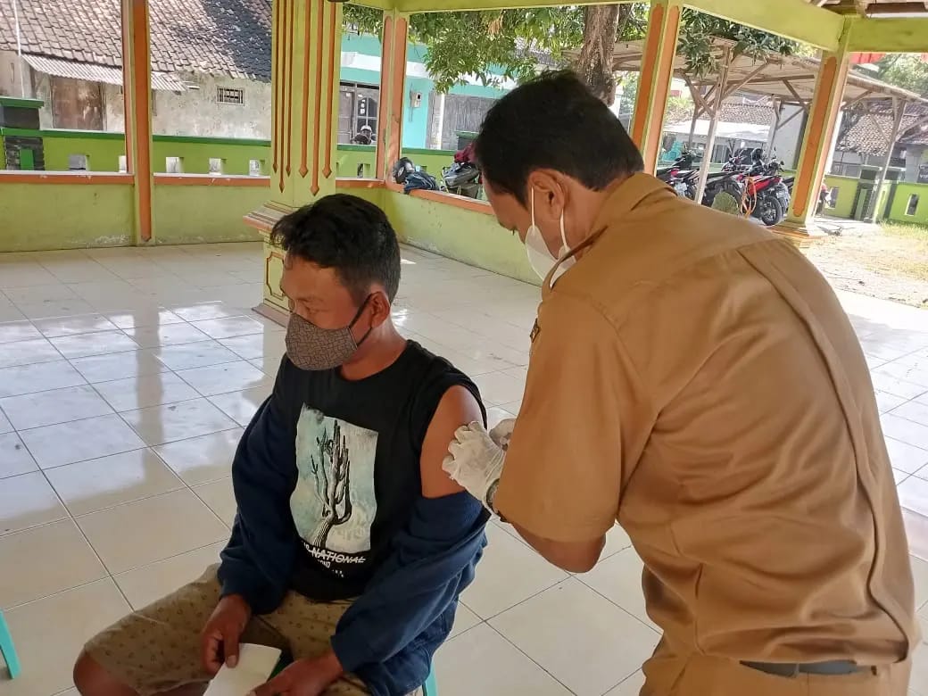 Monitoring Vaksinasi di Desa Leran dan Desa Sendangmulyo